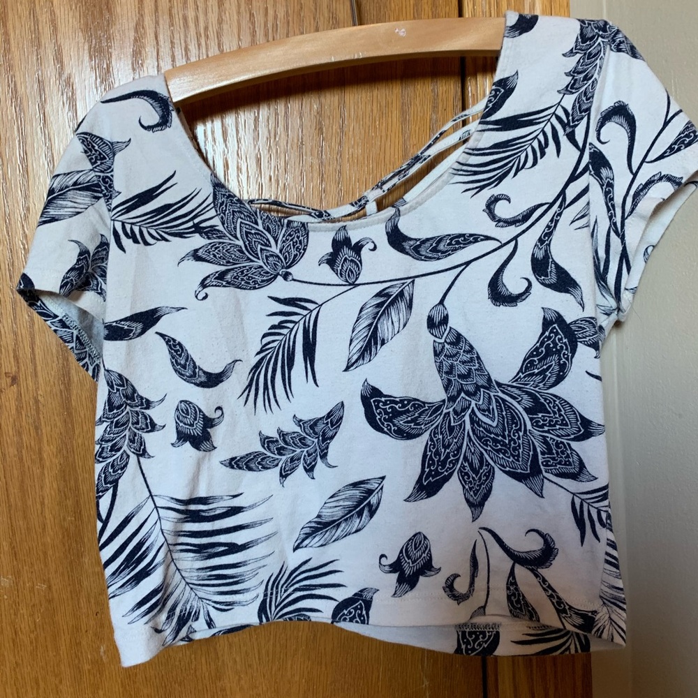 Cute leaf print crop top